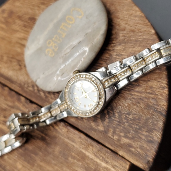 B2733 crystal encrusted vintage watch‎ needs batteries - Picture 3 of 4